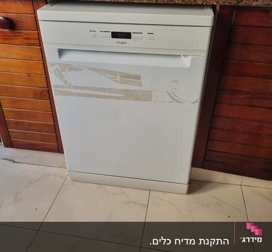 מדיח כלים במטבח עם משטח עבודה מעץ